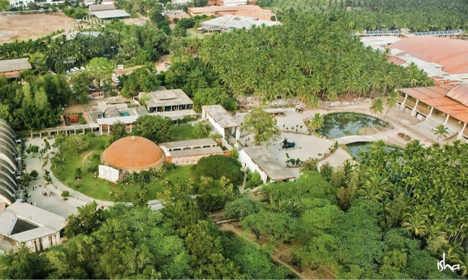 Blick über das Isha Yoga Center