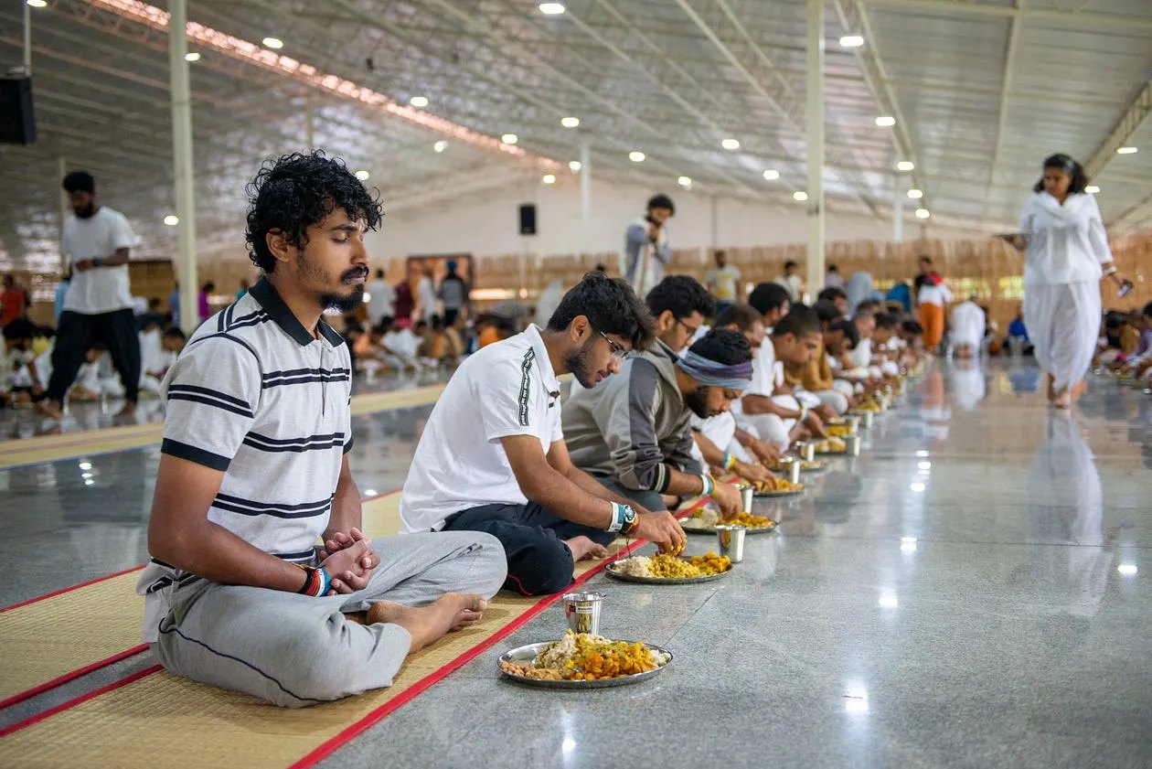 Gemeinsames Essen in der Bhiksha Hall