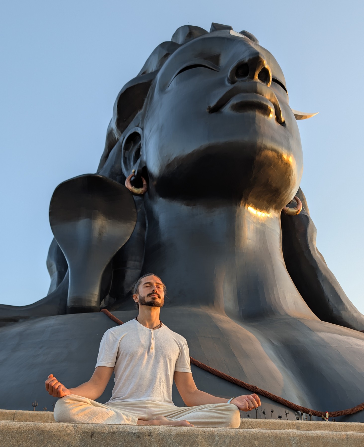 Meditation vor der Adiyogi-Statue